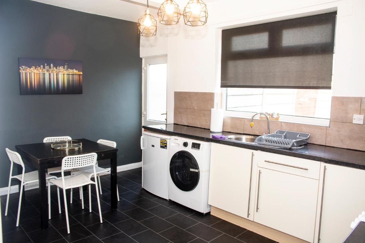 Trafford House - Stylish 3-Bed Home With Private Parking Manchester Eksteriør billede