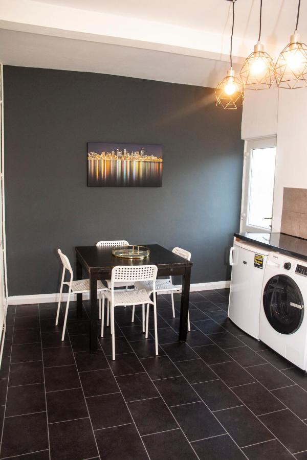 Trafford House - Stylish 3-Bed Home With Private Parking Manchester Eksteriør billede